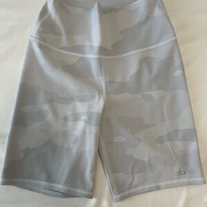 ALO Yoga Women's Light Gray Camo Bike Shorts